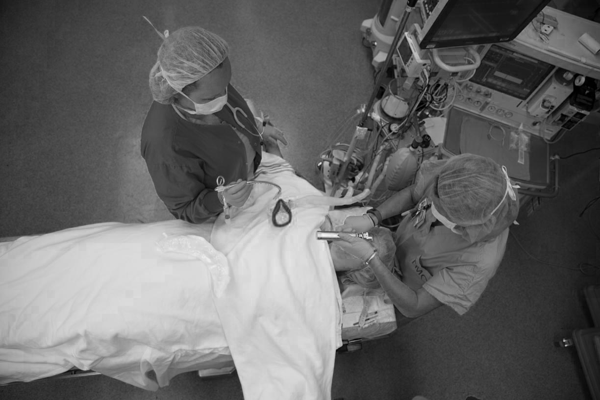 crna nurses giving a patient anesthesia